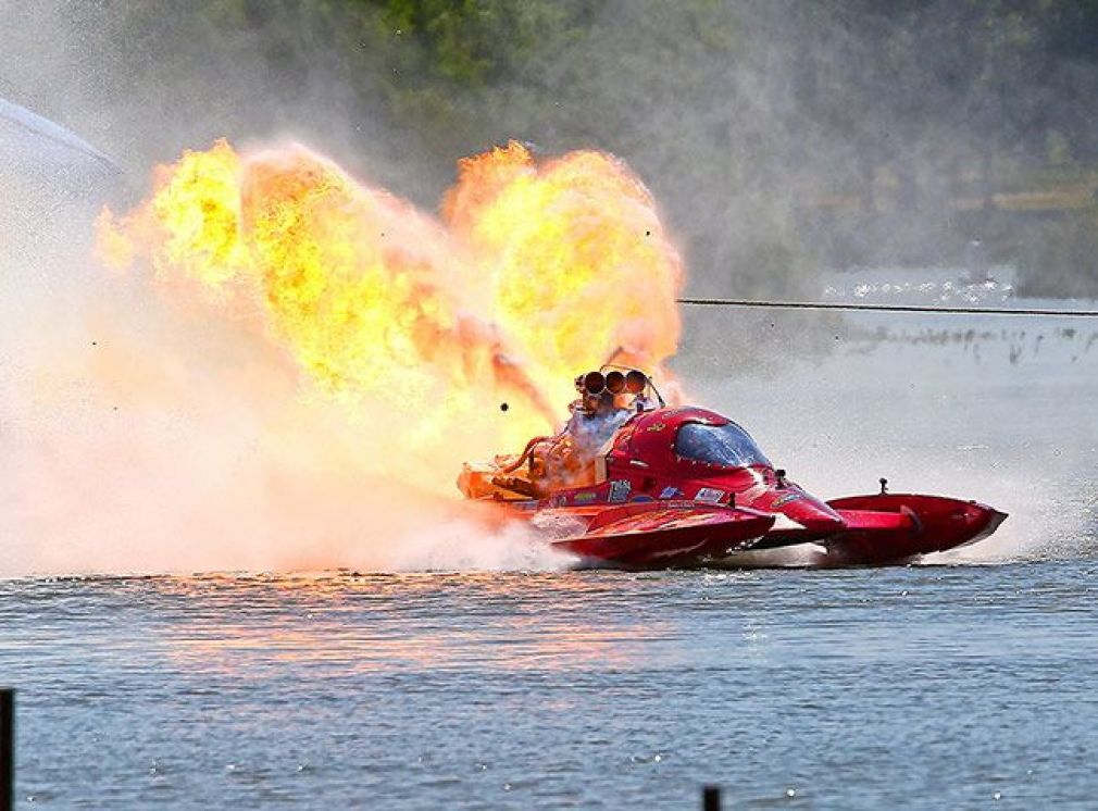 Mi történik, ha veszünk egy 10 000 lóerős V8-as motort egy top fuel dragsterből, és betesszük egy hajóba?